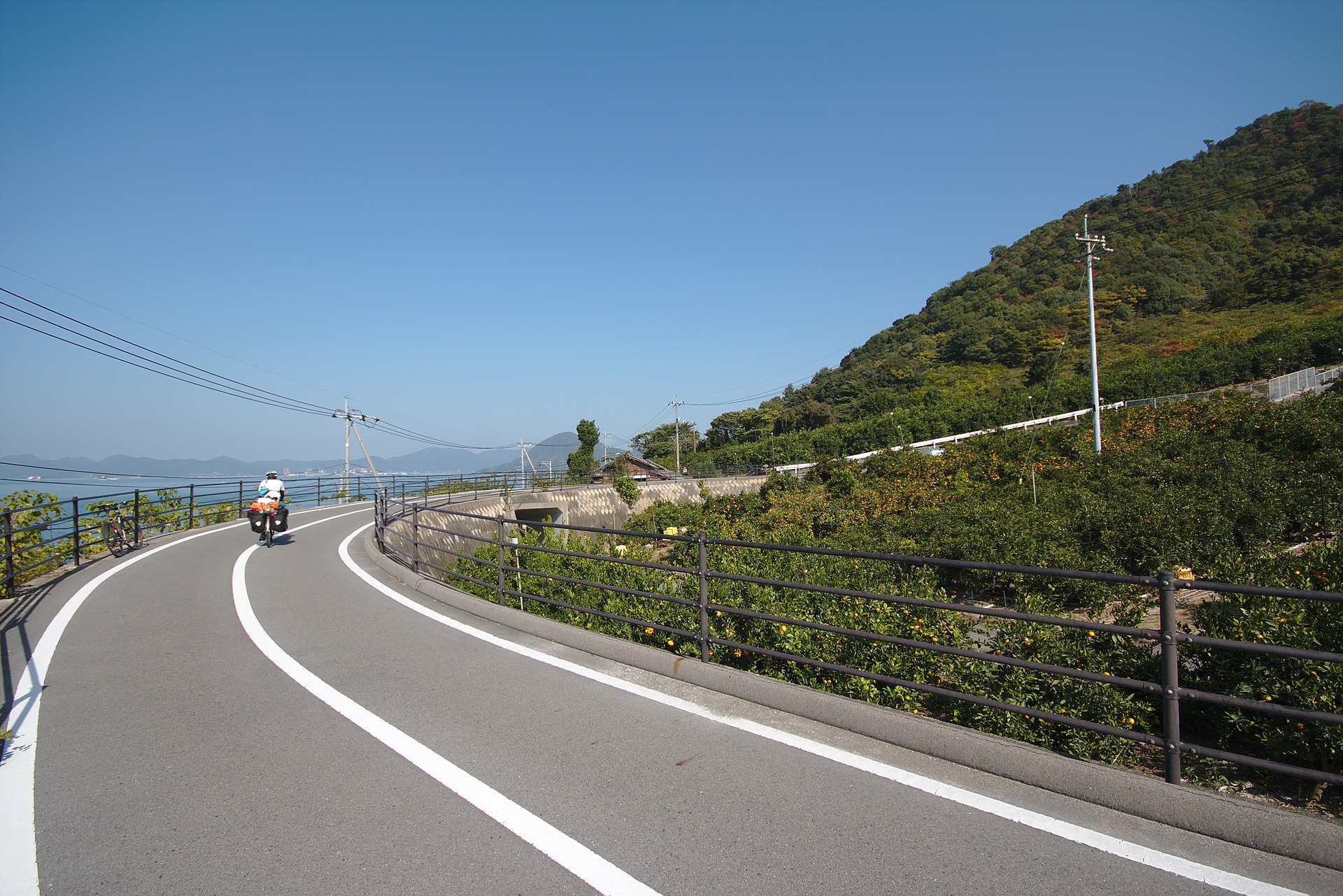 岛波海道生口岛通往多多罗大桥的骑行道路